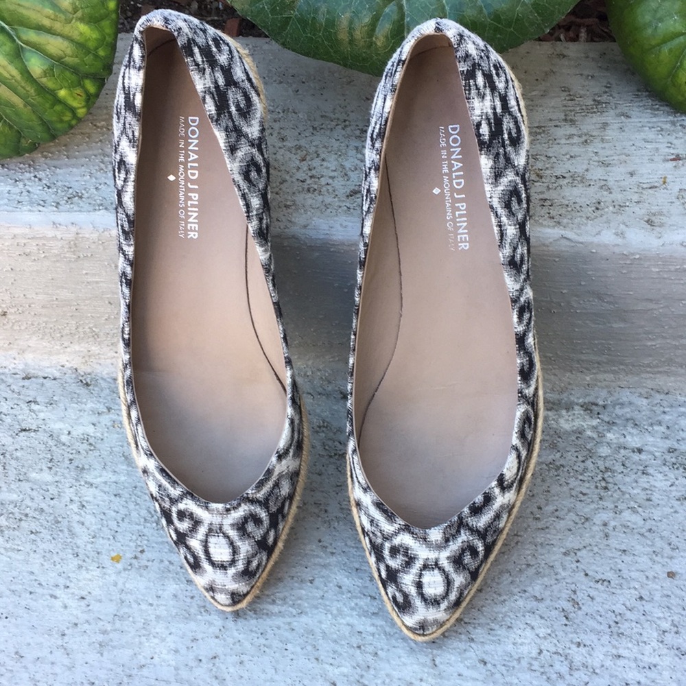 Donald J Pliner Snow Leopard Caden Flats size 9.5